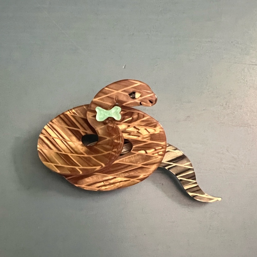 Erstwilder brooch